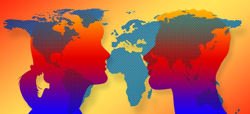 En världskarta med silhuetter av två huvuden mitt emot varandra.